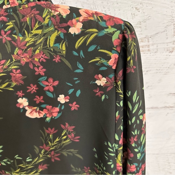 CeCe Women’s Floral Print Ruffled V-Neck Button Front Blouse - Picture 5 of 15